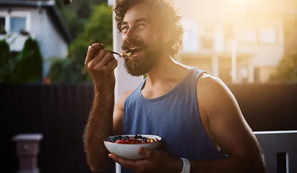 Mann ist Frühstücksbowl